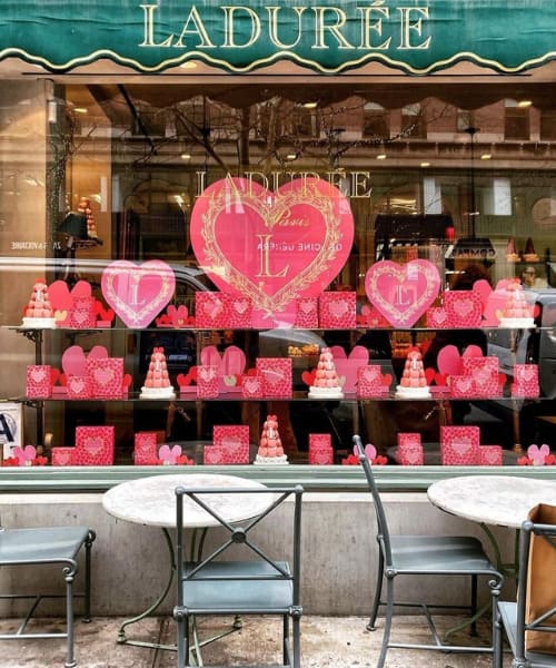 Décoration Théâtralisation de vitrine Saint Valentin en PLV carton pour pâtisserie de luxe